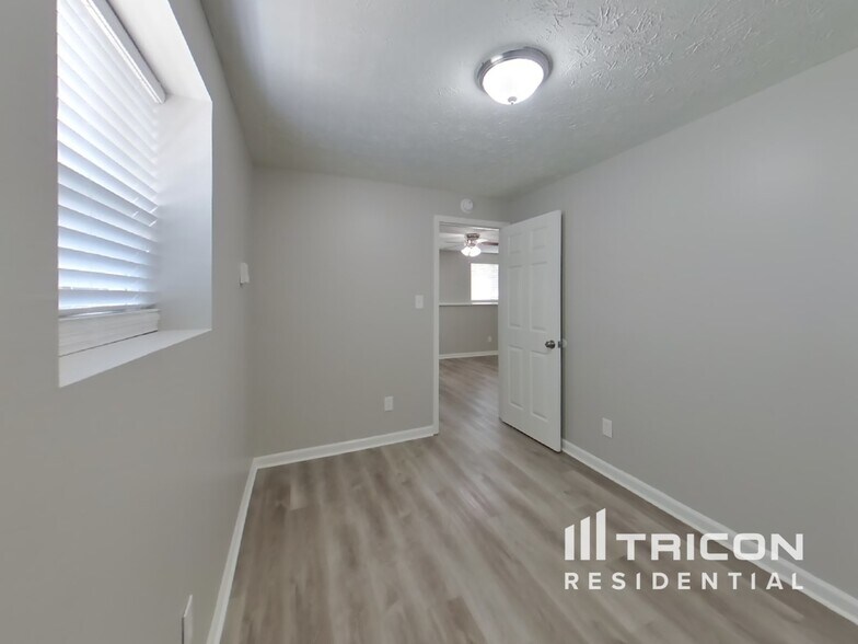 Building Photo - 1327 Dogwood Ct