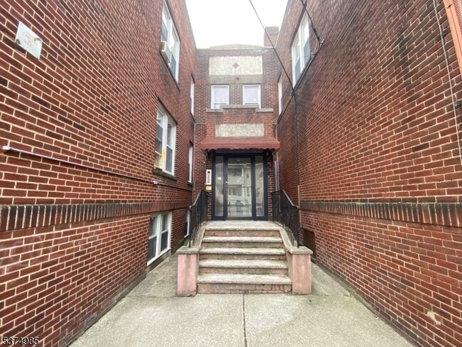 Building Photo - 102 Genessee Ave