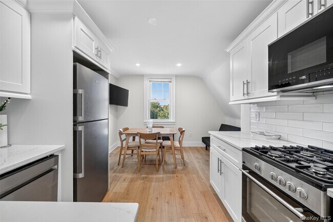 Building Photo - 44 Madeleine Ave