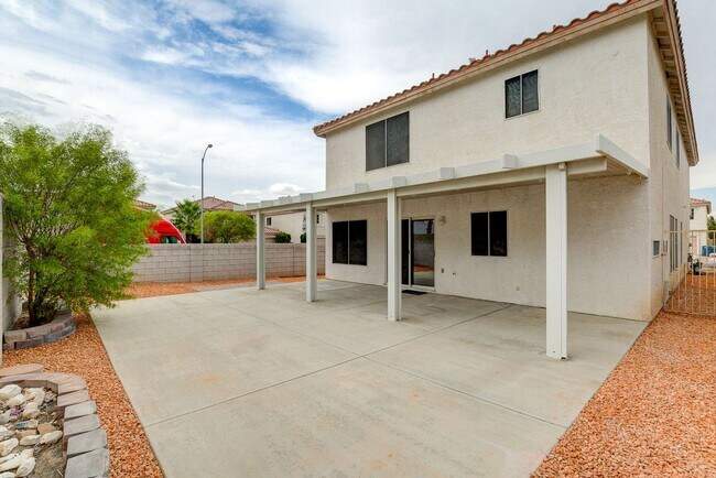Building Photo - 2 Story 4 bedrooms 2.5 Bathrooms 2 car garage.