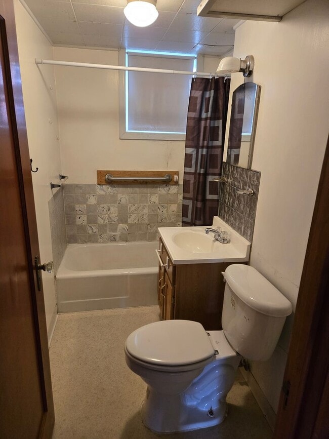Building Photo - 2 bed, 1 bath