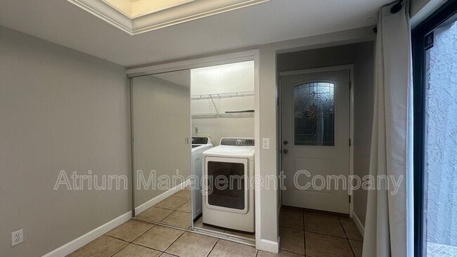 Building Photo - 1532 N Carolwood Blvd