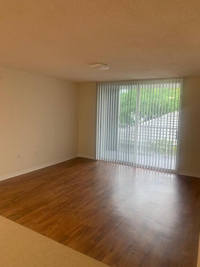 Building Photo - Spacious 3bed/2bath