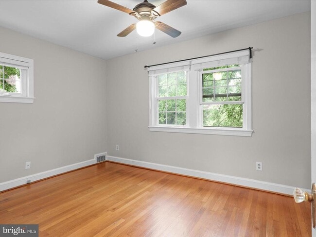 Building Photo - 426 E Nelson Ave