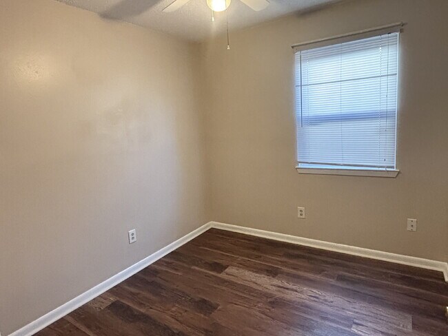 Building Photo - $500.00 OFF FIRST MONTHS RENT!!