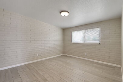 Building Photo - 2 bedroom, 1 bathroom single-story duplex