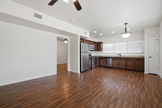 Building Photo - 302 W San Antonio St