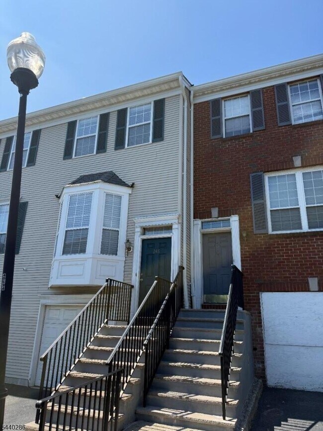 Building Photo - 248 Warren St