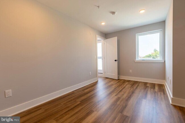 Building Photo - 3965 Lancaster Ave