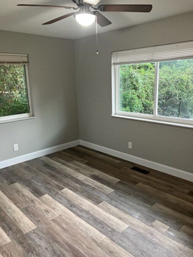Building Photo - Impeccably Renovated 2-Story, 2-Bedroom Unit – Prime Location Near Downtown & UT campus.
