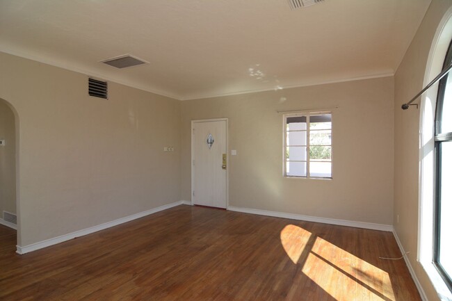 Building Photo - Charming 2 Bedroom 1 Bath House! Close to ...