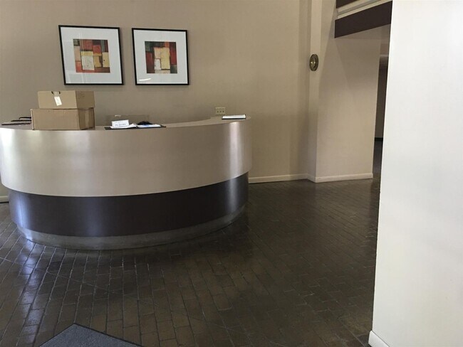 Building Photo - Incredible Location! Convenient 1BE/1BA li...