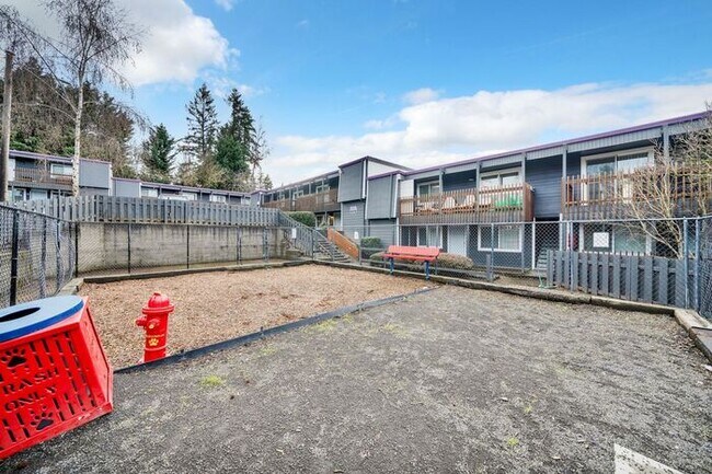 Building Photo - FIRST MONTHS RENT FREE! 2 bedroom 1 bath!!
