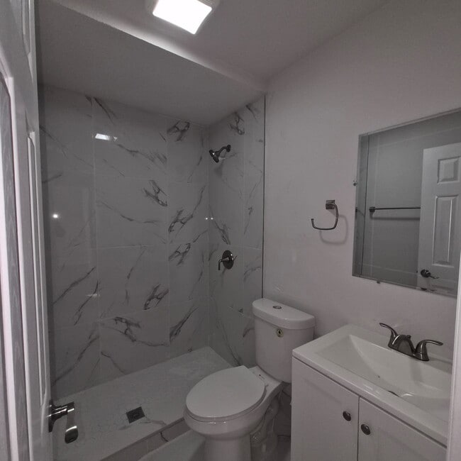 Building Photo - 5311 NE 10th Ave