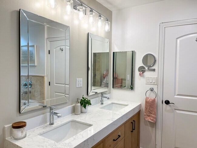 Building Photo - 5037 Rosewood Ave