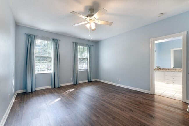 Building Photo - 340 Jacaranda Dr