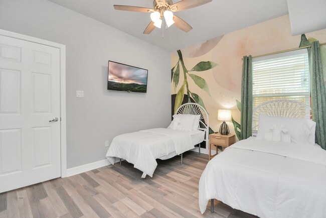 Building Photo - 7823 Gladstone St