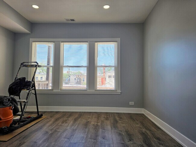 Building Photo - 3208 W Belle Plaine Ave