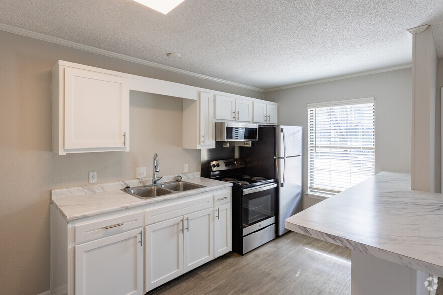 1BR, 1BA - Sloan - 550SF - Kitchen - The Dempsey