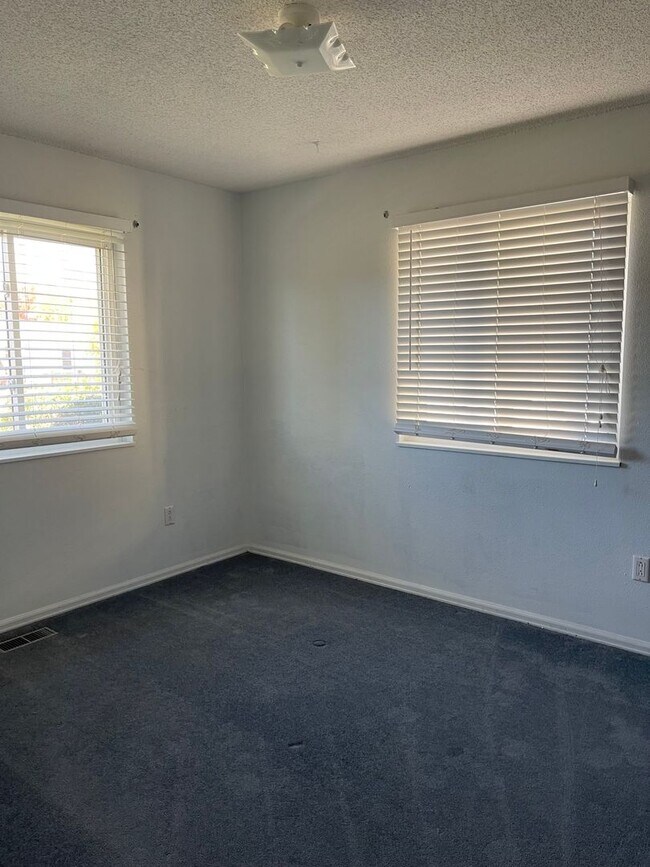 Building Photo - 3 bedroom 1.5 bath with a Large Detached Garage