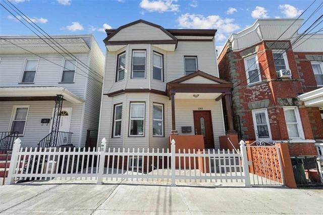 Building Photo - 1301 9th St
