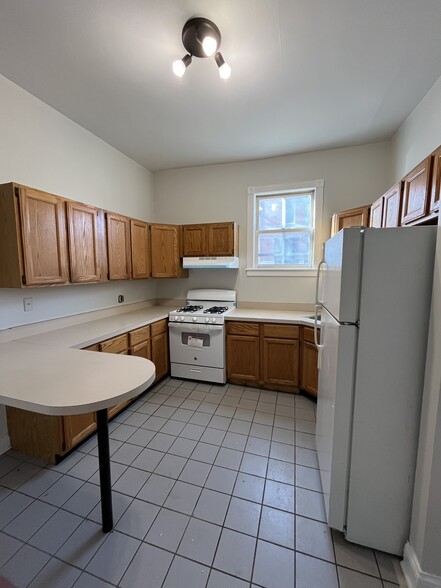 Kitchen - 2459 W Moffat St