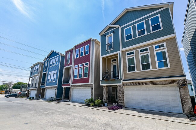 Building Photo - 2109 Bidwell Dr