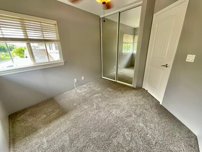 Building Photo - 4 bedroom, 2.5 bath, Mountain and Ocean Ba...