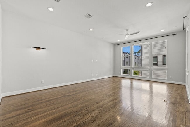 Building Photo - Modern Three-Story Home in Timbergrove Yards