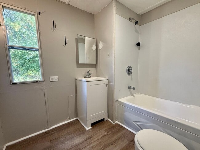 Building Photo - Updated Home in Laurel Lakes NJ FOR RENT $1450