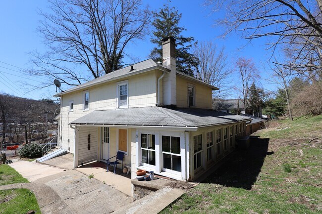 Building Photo - 48 W Branchville Rd
