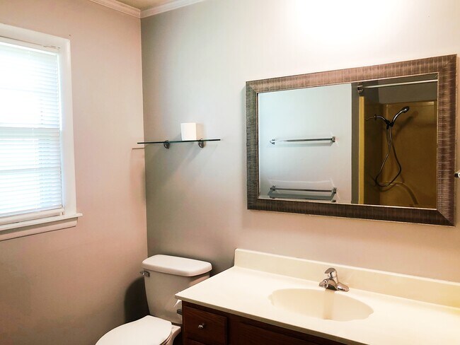 Building Photo - 1555 Flintwood Ave