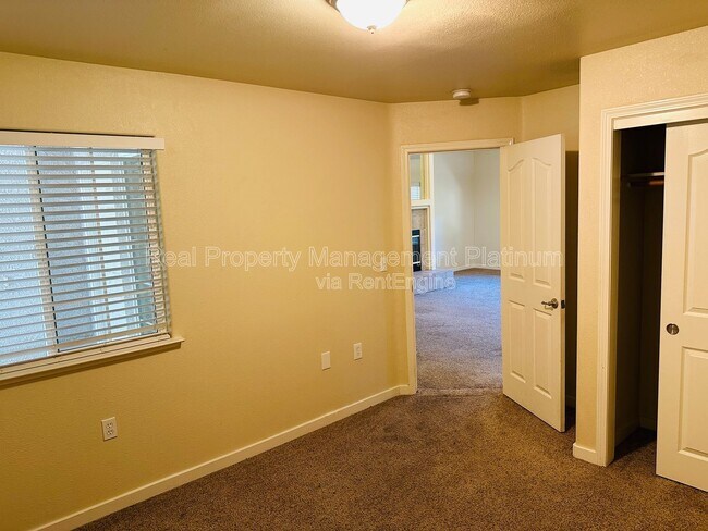 Building Photo - 2012 Riverview Dr