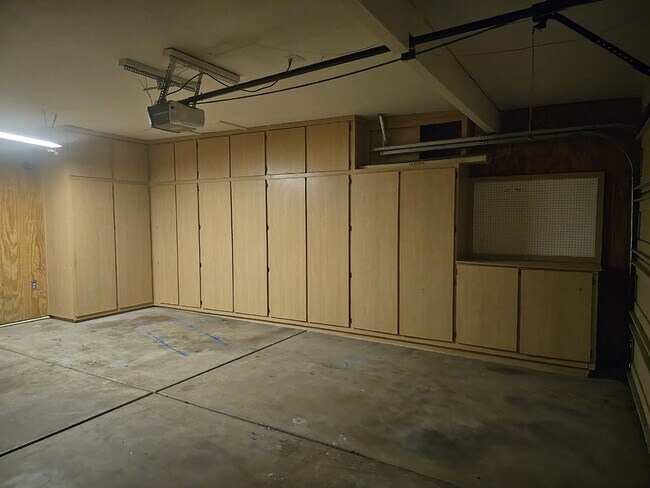 Building Photo - This Charming Home Awaits You!