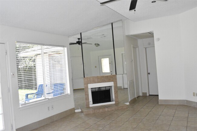 Building Photo - 7215 Caracas Dr