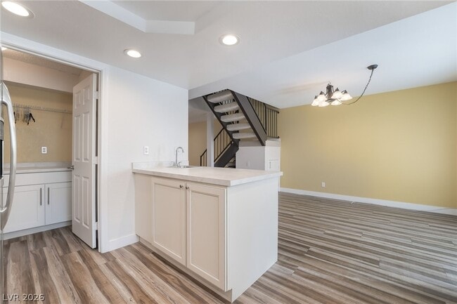 Building Photo - 3949 S Torrey Pines Dr
