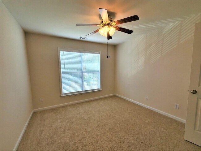 Building Photo - 545 Friars Head Dr NE