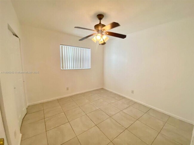 Building Photo - 3 bedroom in Hollywood FL 33023