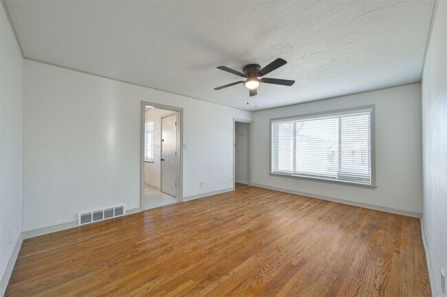 Building Photo - 2312 N Warren Ave