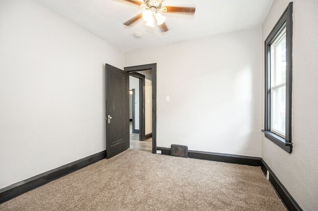 Building Photo - 4 BED 1 BATH BEAUTIFUL SINGLE FAMILY HOME ...