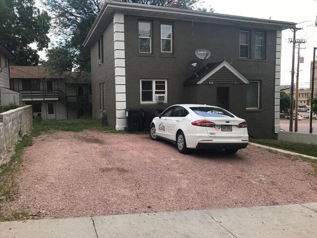 Building Photo - 424 W 6th St