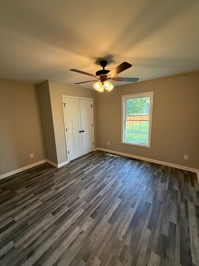 Building Photo - 3 Bed/2 Bath House with 2 Car Garage (NEW ...