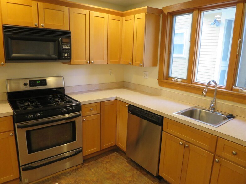 Building Photo - 7 Rogers Ave