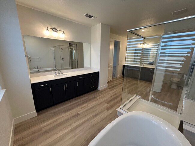 Building Photo - Spacious 4 Bed 2.5 Bath Home in Ellis with Solar!