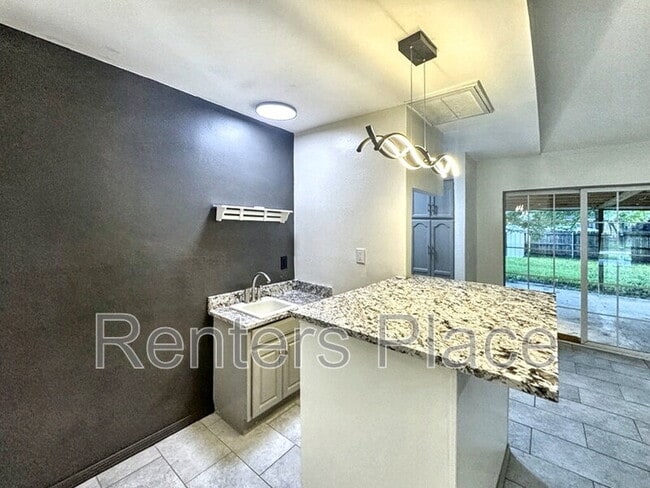 Building Photo - 112 W Timberlane St
