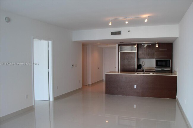 Building Photo - 475 Brickell Ave
