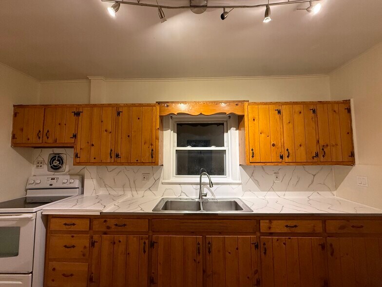 Building Photo - 75 Henry St