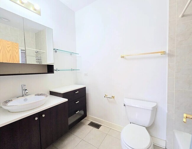 Building Photo - 705 W 31st St