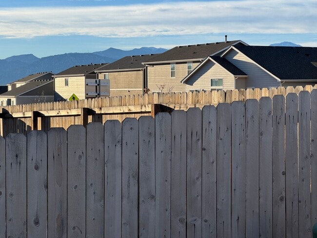 Building Photo - Like new 3 bed, 2.5 bath, 2 car in Lorson Ranch!