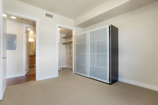 Building Photo - Amazing apartment in Jefferson Park with v...